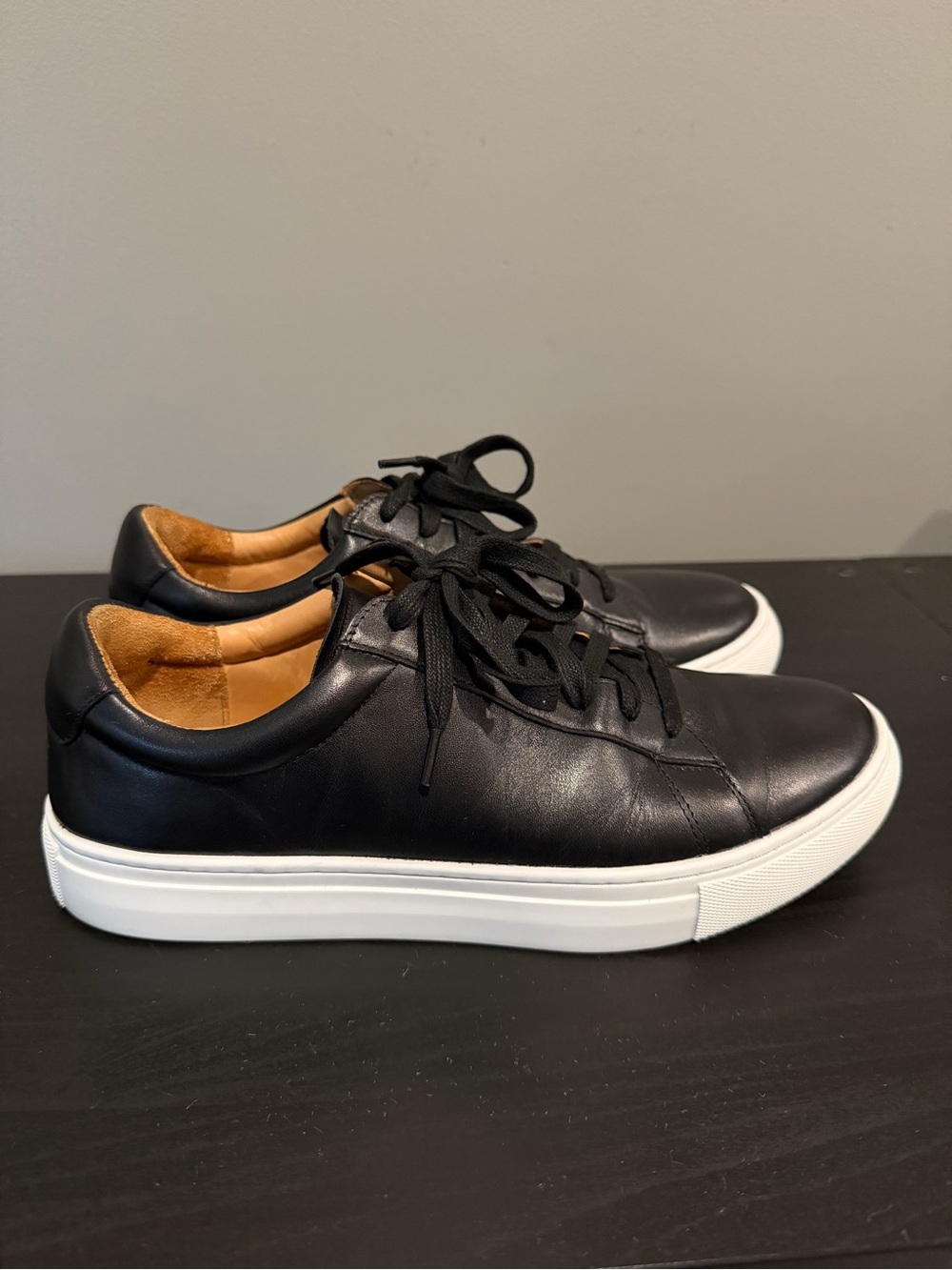 Quince Men's Italian Leather Sneakers 
Size US 7
